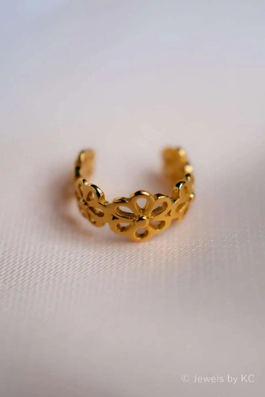 Gouden ear cuff ‘Daisy’ van Goud op Zilver