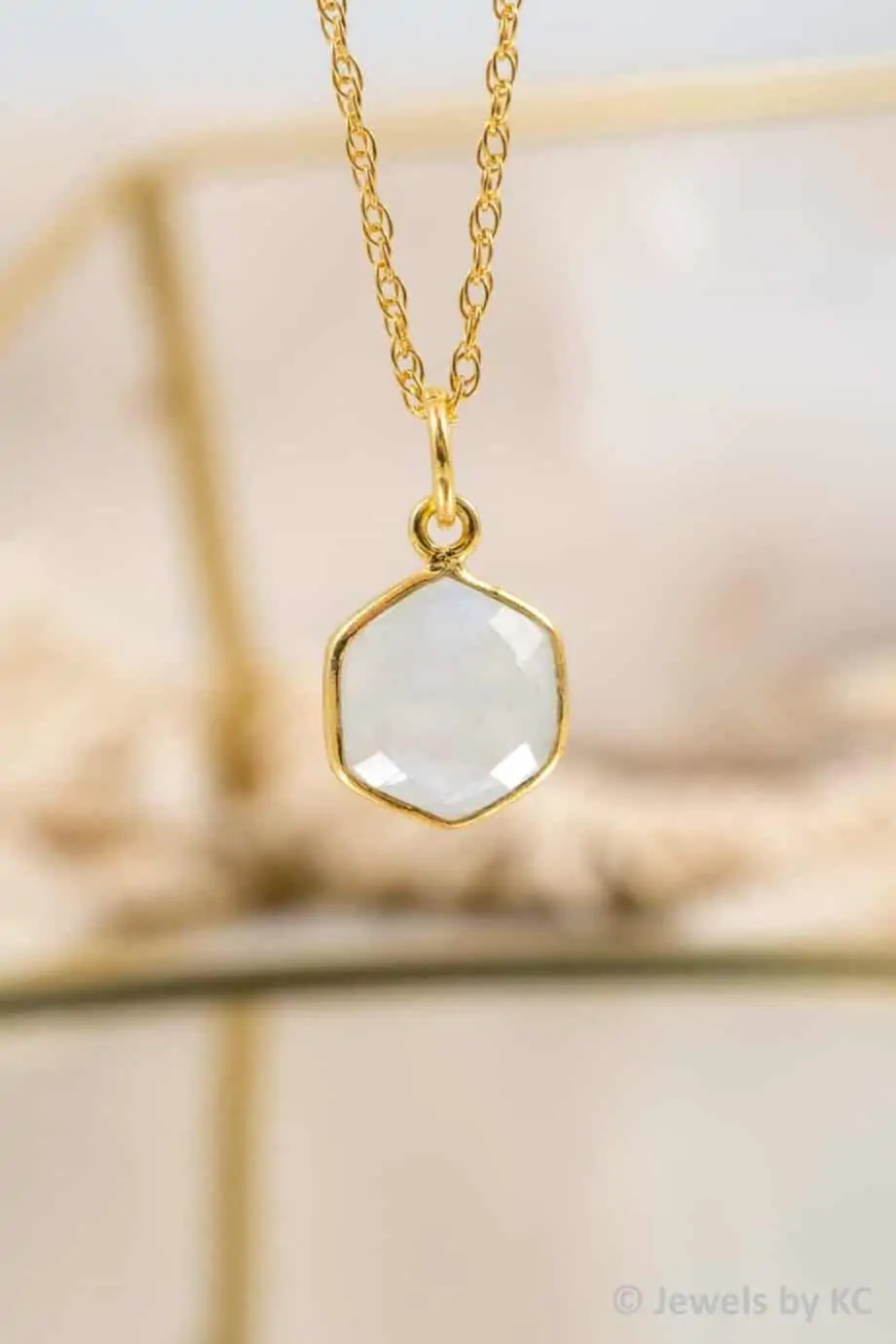 Gouden-edelsteen-ketting-Hexagon-Rainbow-Moonstone-Goldfilled