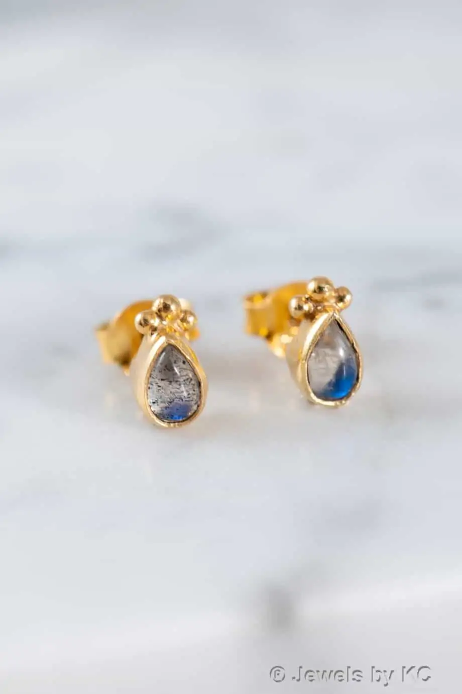 Gouden edelsteen oorbellen Blauwe Labradoriet oorknopjes van Goldplated Zilver