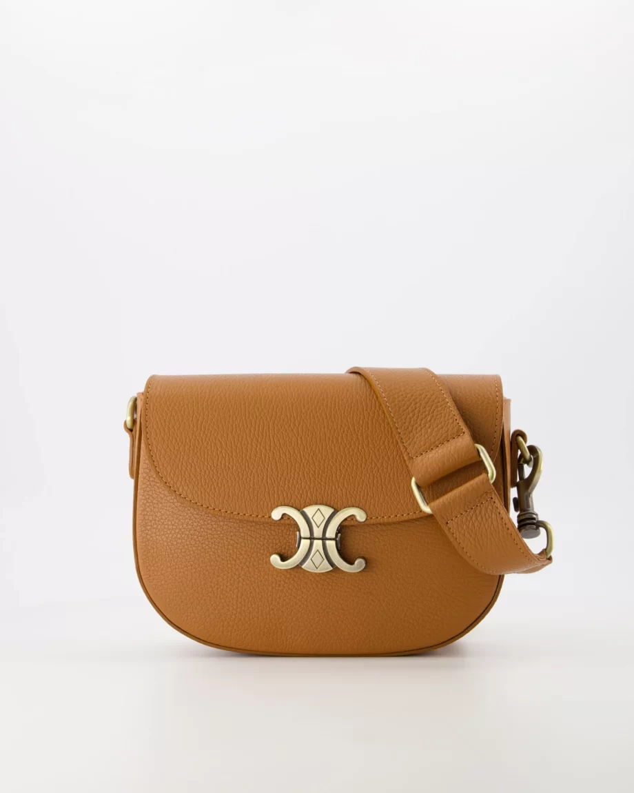 Cognac dames handtas leren crossbody tasje Celine Triomphe dupe look-a-like bruin Favi replica leer goud. De Favi damestas is een iets afgeronde versie van de Tris tas.