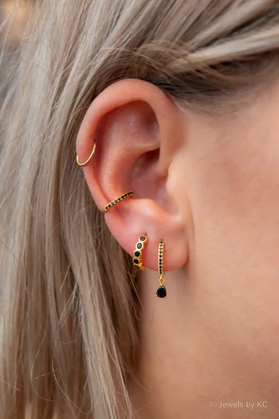 Gouden ear cuff met zwarte zirkonia steentjes zwart earcuff van Goud op Zilver