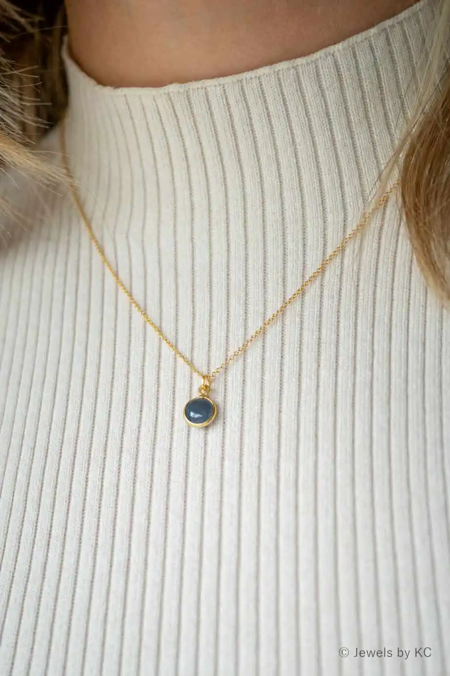 Gouden edelsteen ketting met blauwe saffier rond hangertje blauw steentje van Gold filled Goud