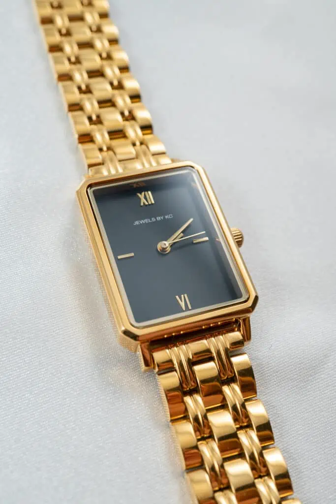 Klassiek Gouden Dameshorloge - Rechthoekig met Zwarte Wijzerplaat

Dit elegante horloge combineert een tijdloos rechthoekig design met een chique zwarte wijzerplaat en een verfijnde gouden afwerking. Perfect voor een klassieke en stijlvolle look.