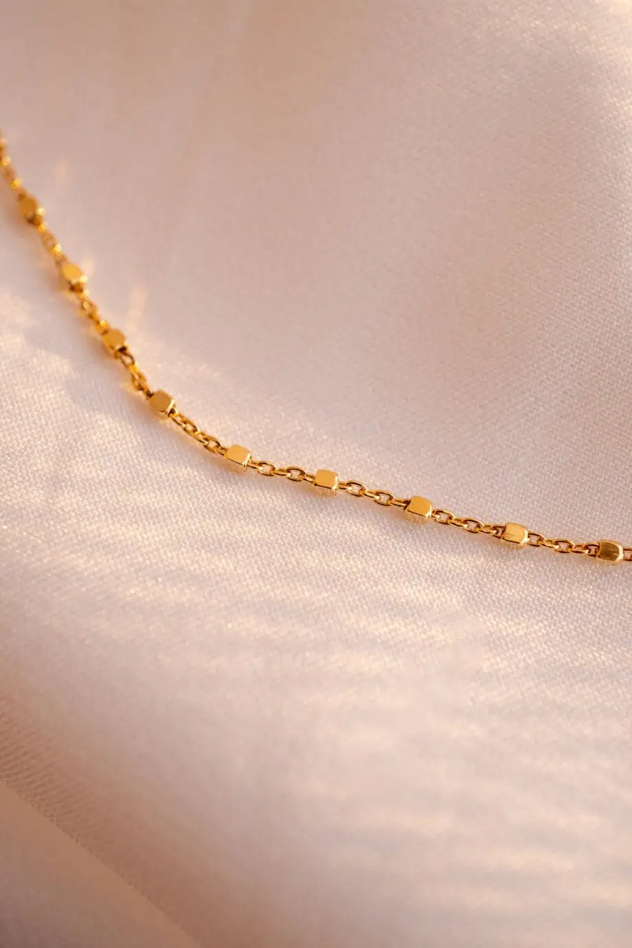 Gouden ketting Dots chain met vierkante balletjes dames ketting van goud op zilver