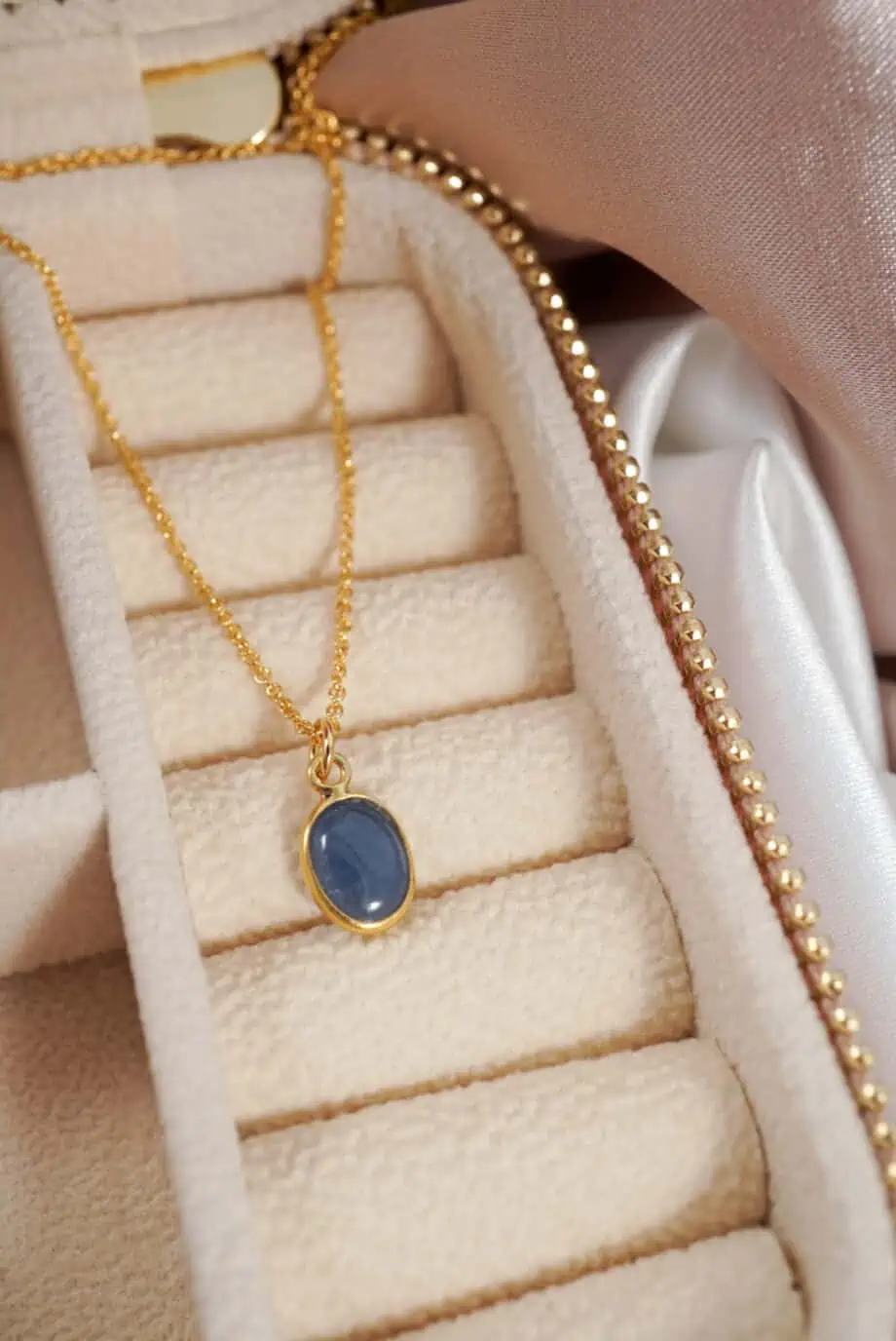 Gouden edelsteen ketting met blauwe saffier sapphire edelsteen sieraden van gold filled goud hangertje