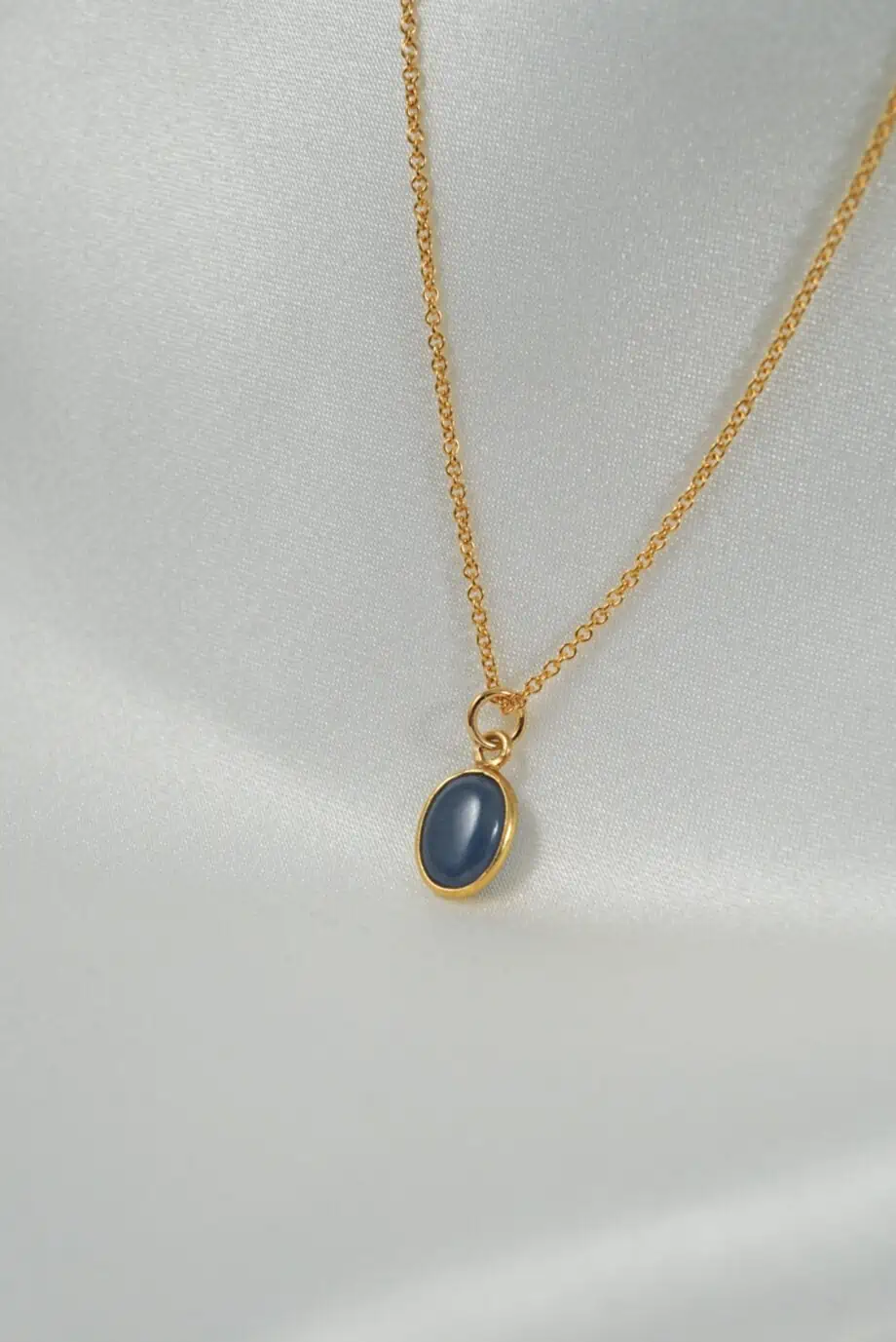 Gouden edelsteen ketting met blauwe saffier sapphire edelsteen sieraden van gold filled goud hangertje