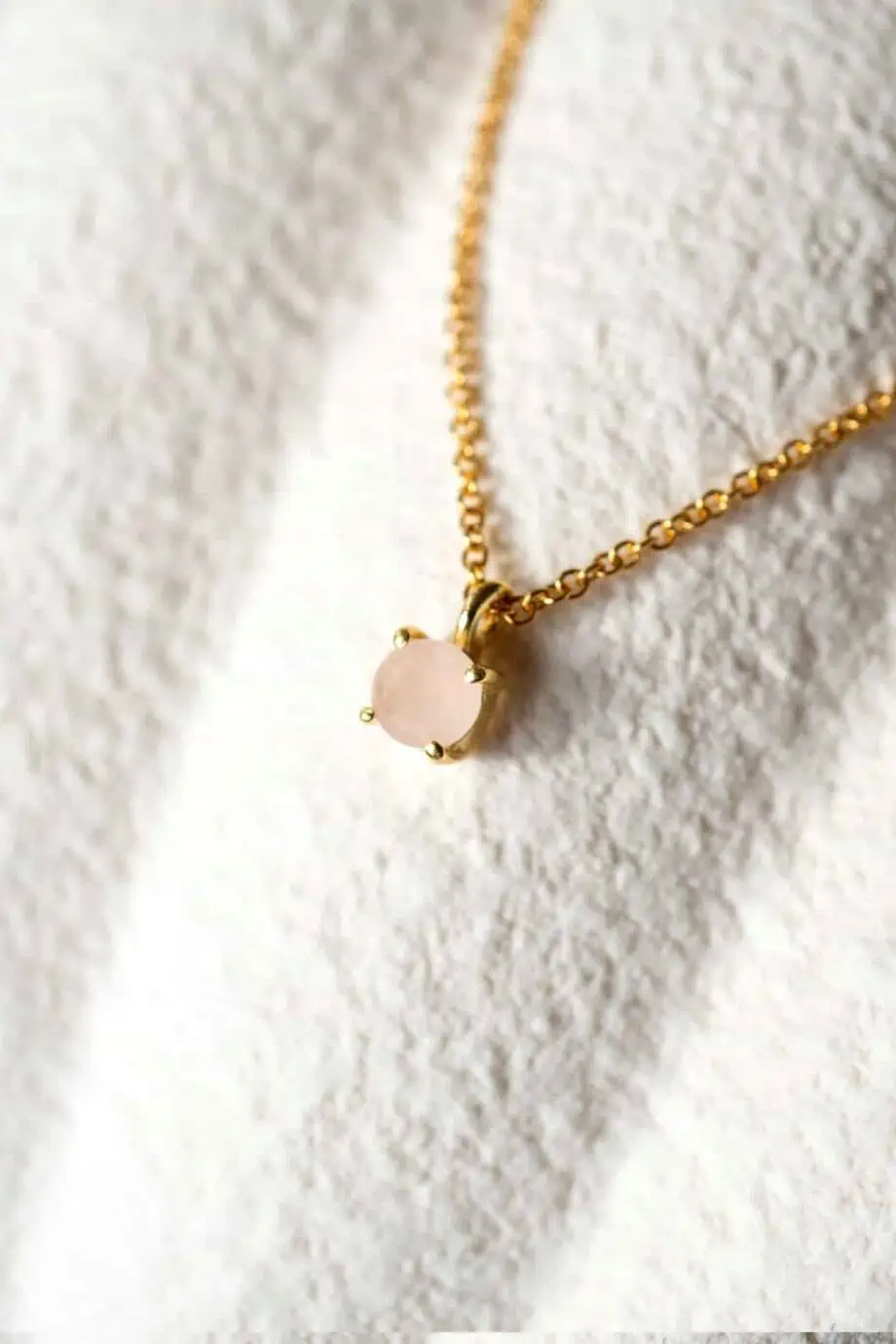 GGouden edelsteen ketting met roze Chalcedoon steentje mini klein hangertje van Goud op Zilver