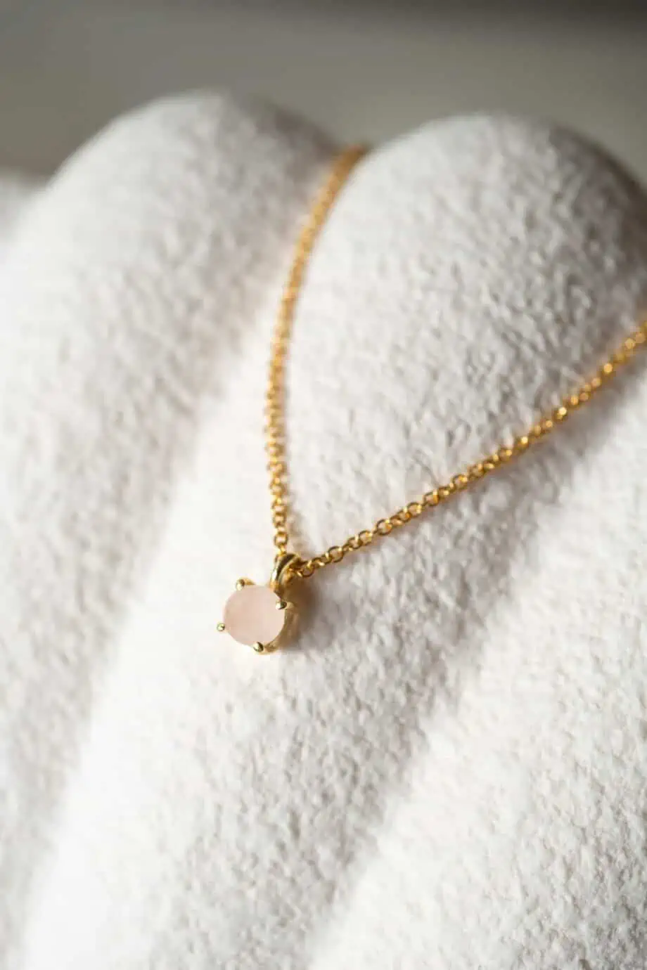 Gouden edelsteen ketting met roze Chalcedoon steentje mini klein hangertje van Goud op Zilver