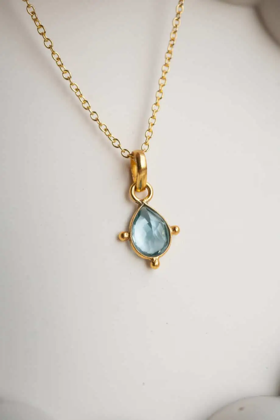 Gouden edelsteen ketting topaas hangertje druppel blauw edelsteentje geboortesteen december topaz kettinkje van Goud op Zilver