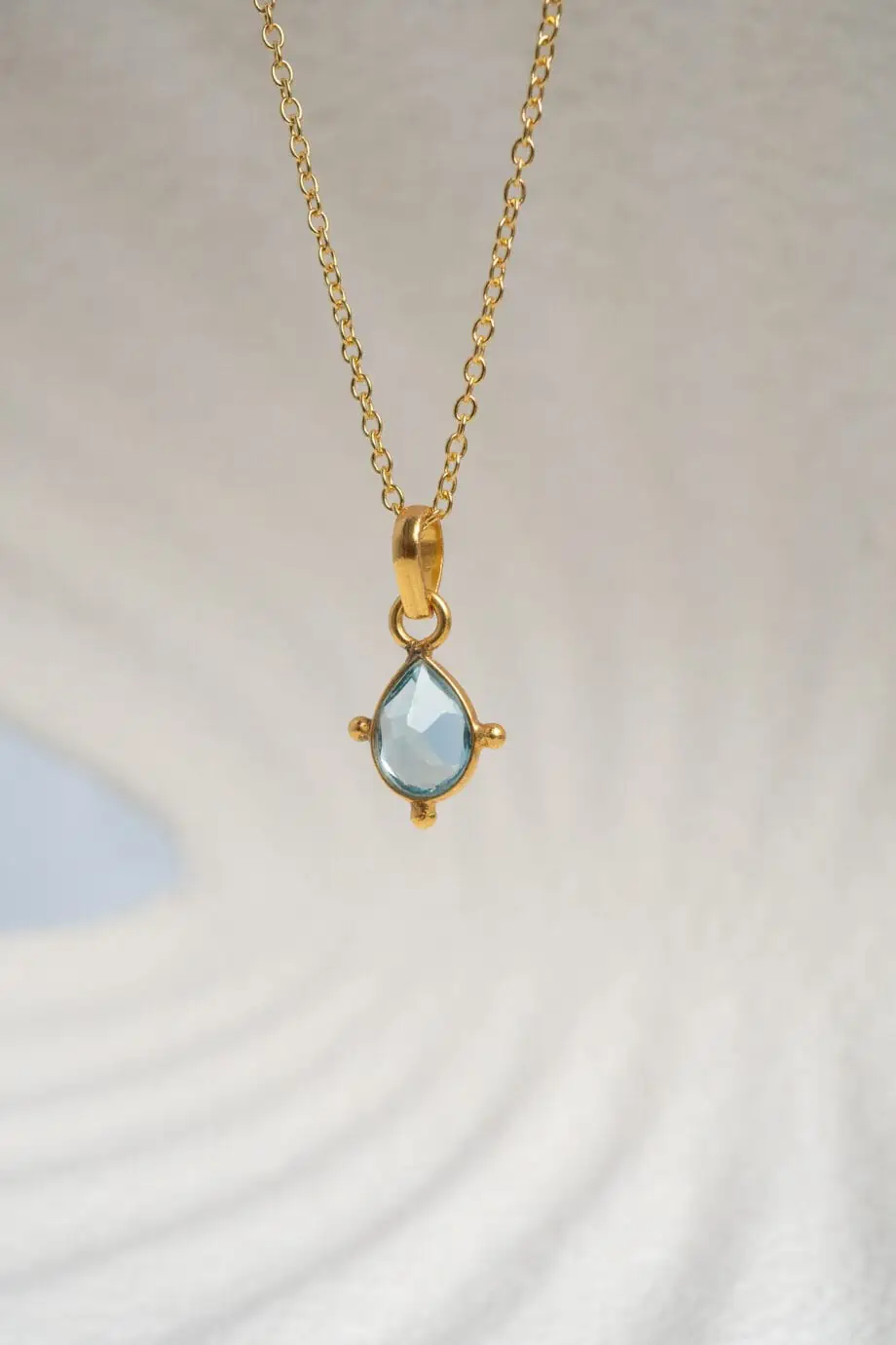 Gouden edelsteen ketting topaas hangertje druppel blauw edelsteentje geboortesteen december topaz kettinkje van Goud op Zilver