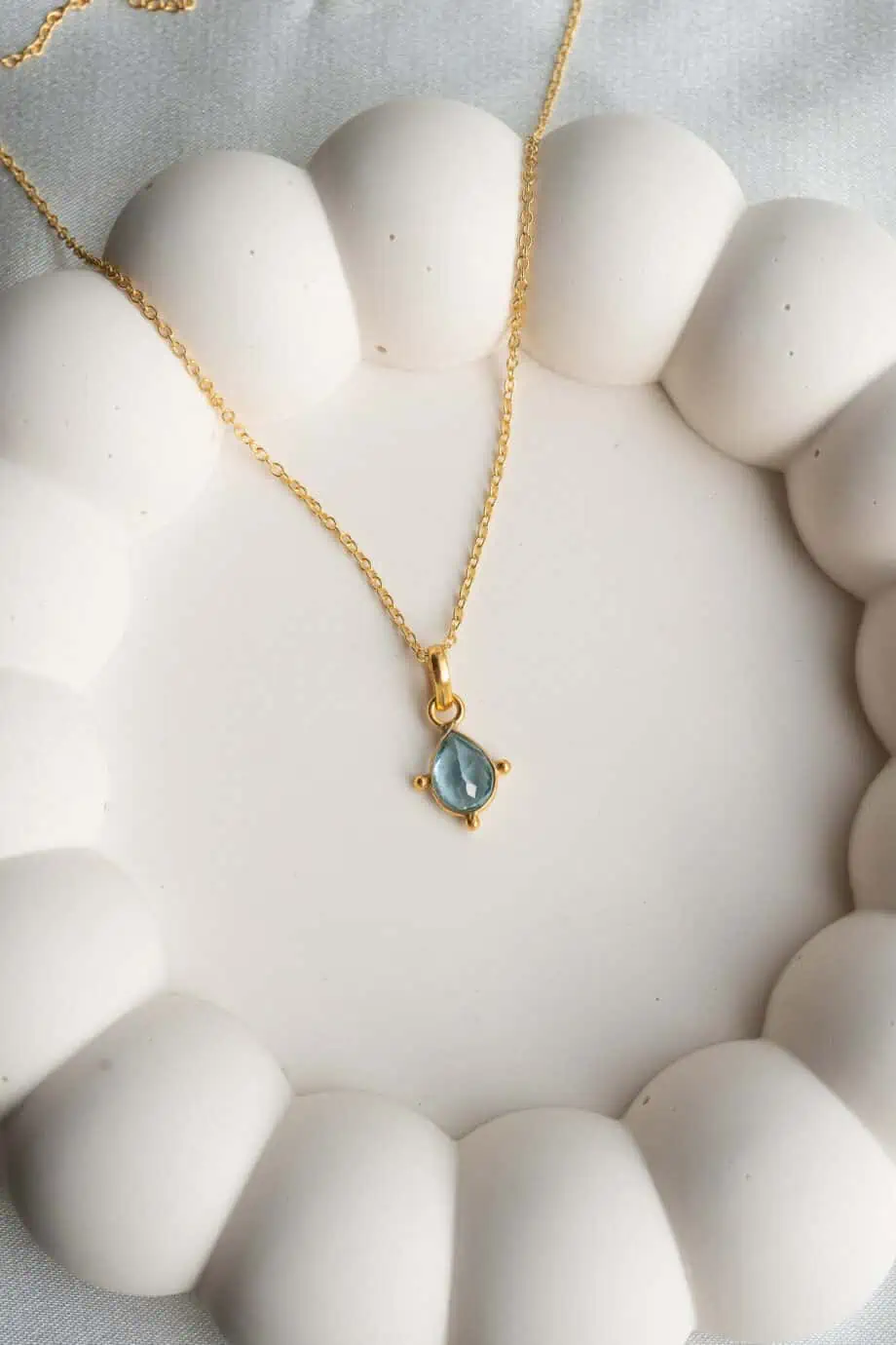 Gouden edelsteen ketting topaas hangertje druppel blauw edelsteentje geboortesteen december topaz kettinkje van Goud op Zilver