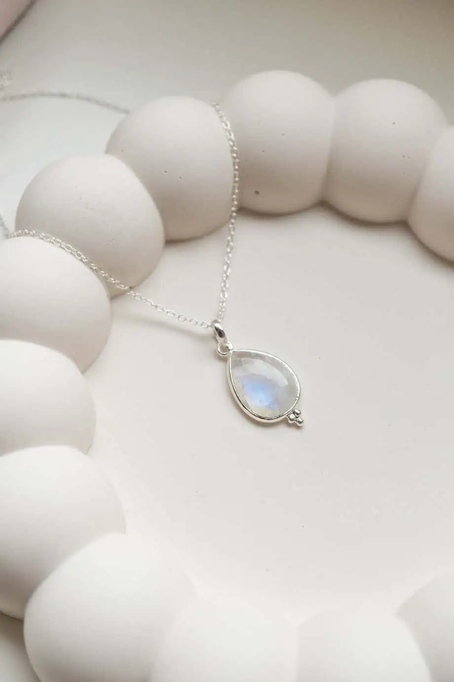 Zilveren edelsteen ketting Regenboog maansteen rainbow moonstone wit hangertje druppel classic van Sterling Zilver