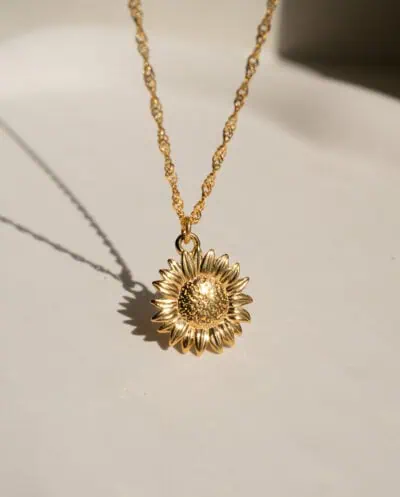 Gouden bloem ketting met zonnebloem bloemetjes hanger kettinkje van Goud op Zilver