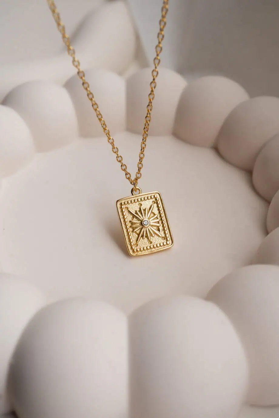 Gouden ketting met amulet hanger zonnetje van Goud op Zilver