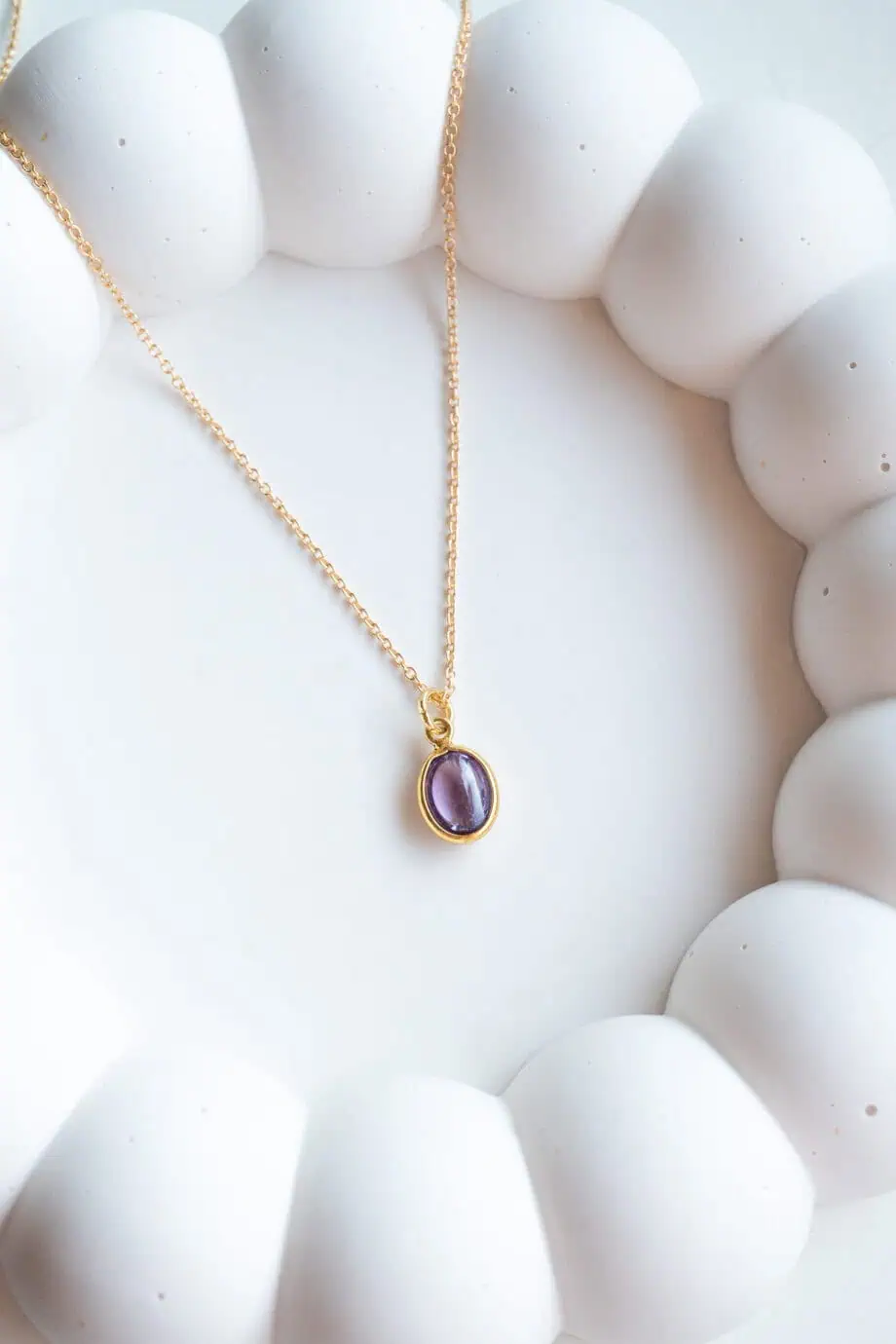 Amethist ketting met gouden edelsteen hangertje ovaal paarse amethyst geboortesteen februari edelsteen kettingen van goud op zilver