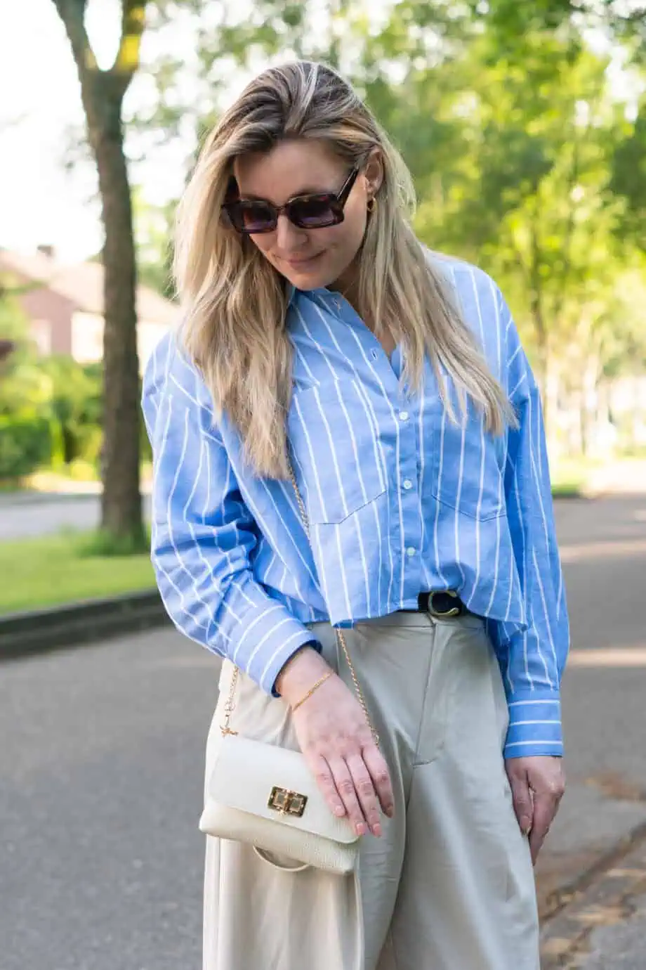 Beige damestasje van echt leer bruiloft tasje outfit old money leren tasje met houten sluiting en gouden cross body hengsel