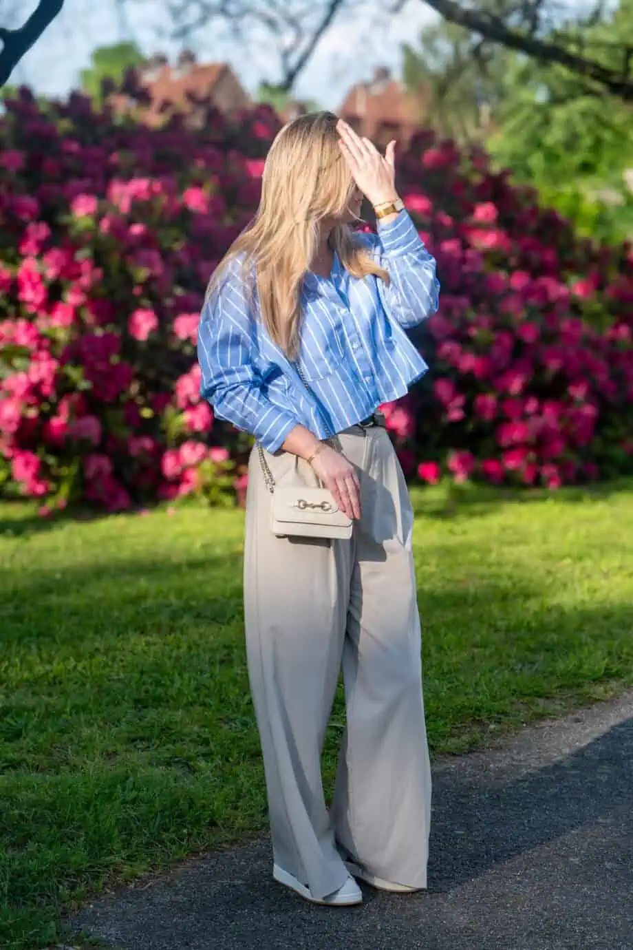 Beige ecru damestasje van echt leer bruiloft tasje outfit old money outfit met leren tasje en gouden horloge