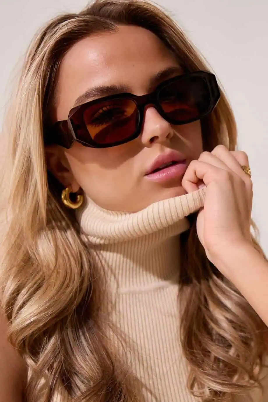 Bruine dames zonnebril met bruine glazen hoekig zonnebrillen trends 2024 Prada dupe sunglasses