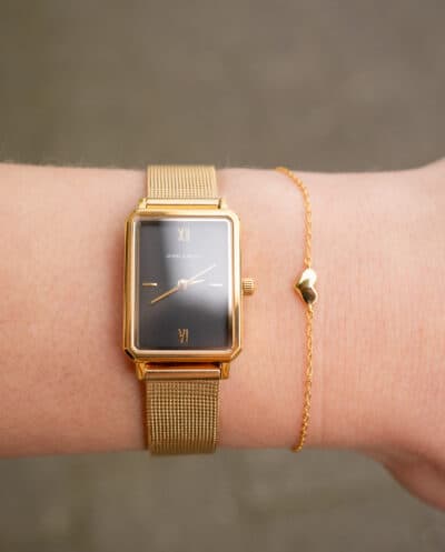 Gouden dames horloge zwart vierkant wijzerplaat zwarte met mesh milanese bandje hartjes armbandje van Goud op zilver