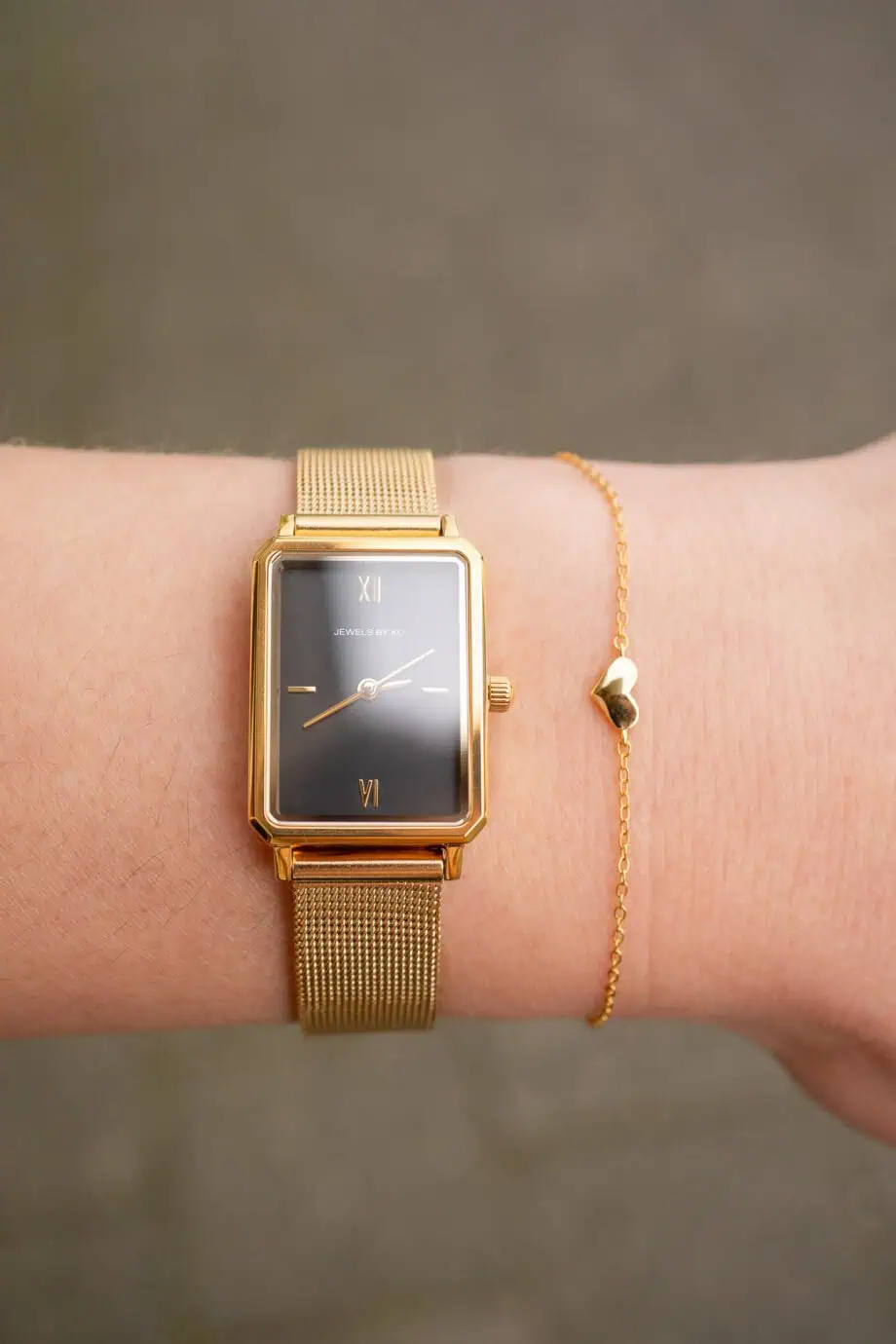 Gouden dames horloge zwart vierkant wijzerplaat zwarte met mesh milanese bandje hartjes armbandje van Goud op zilver