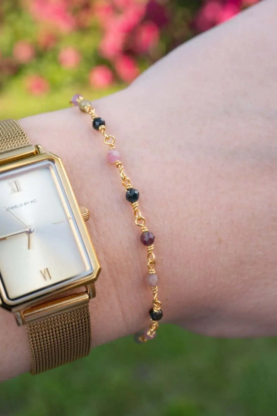 Gouden edelsteen armbandje met toermalijn roze edelsteentjes van goud op zilver met gouden horloge