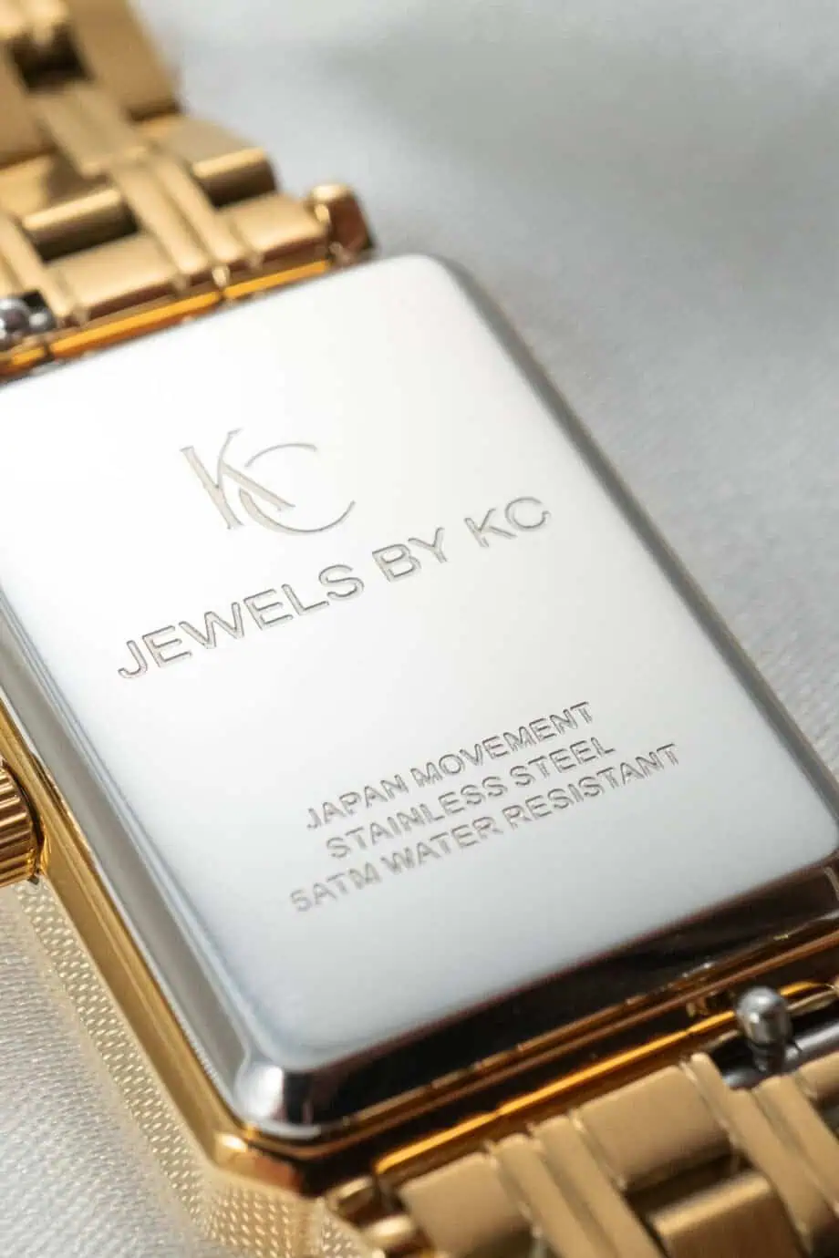 Gouden horloge achterkant Jewels by KC horloge vierkant horlogekast specificaties