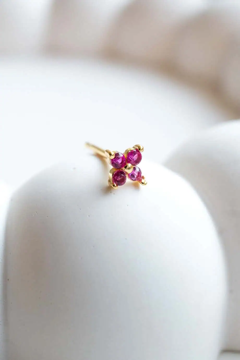 Gouden klaver oorknopjes met fuchsia steentjes klavertje roze zirconia steentje bloem oorbellen van Goud op zilver