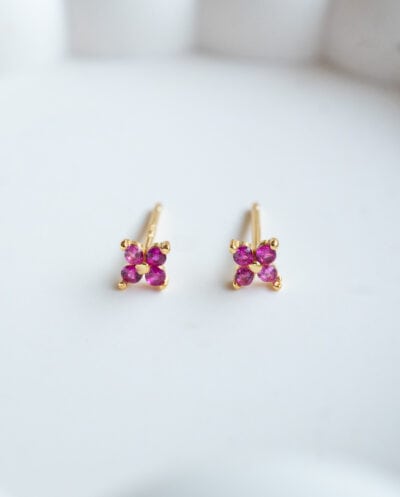 Gouden klaver oorknopjes met fuchsia steentjes klavertje roze zirconia steentje bloem oorbellen van Goud op zilver