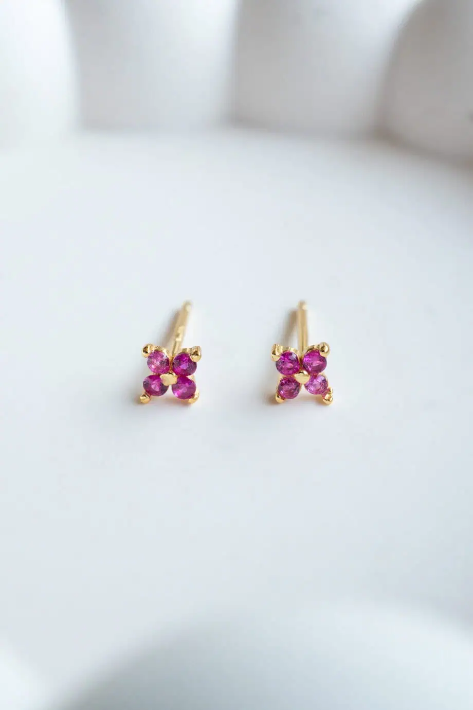 Gouden klaver oorknopjes met fuchsia steentjes klavertje roze zirconia steentje bloem oorbellen van Goud op zilver