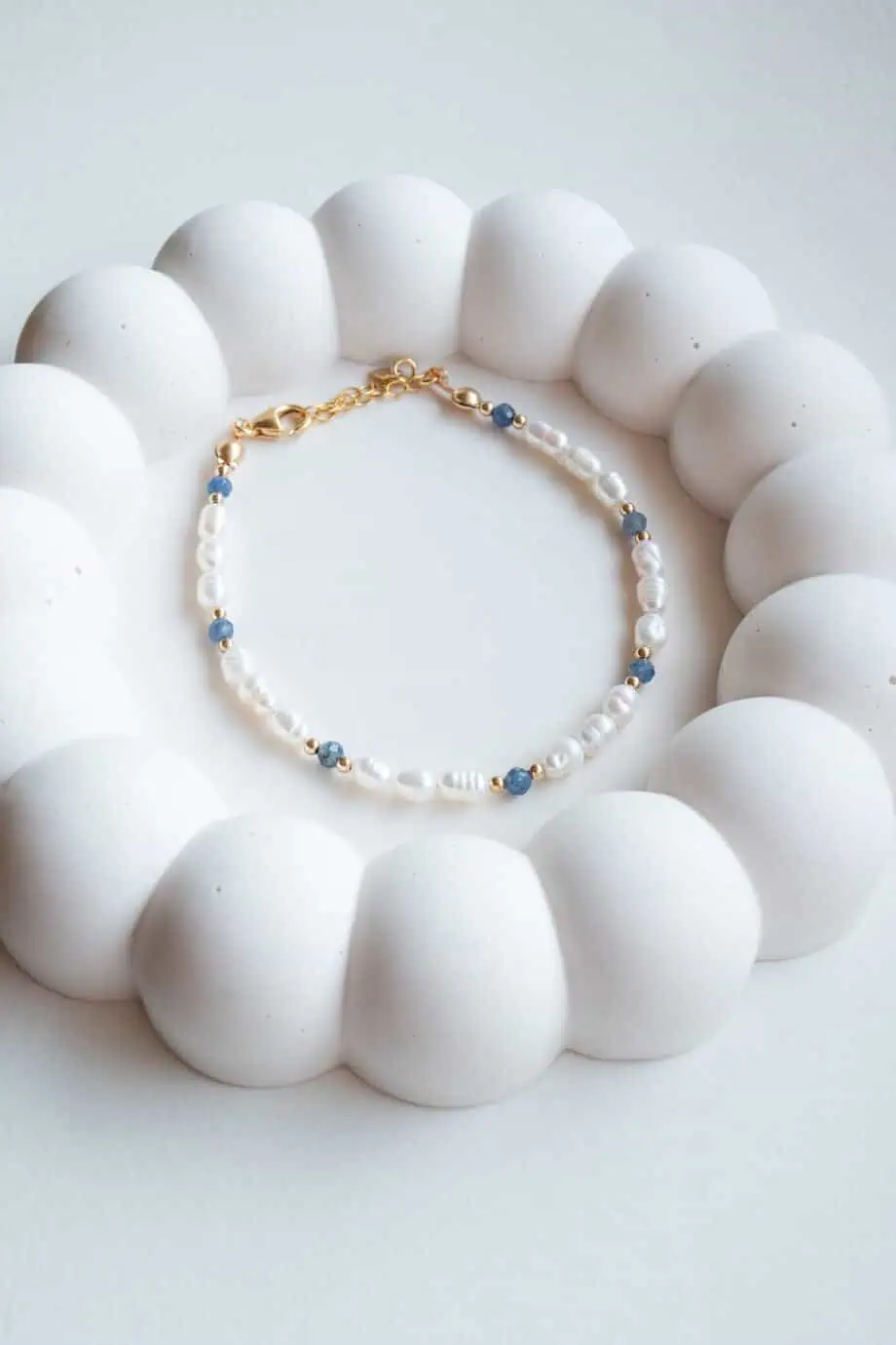 Parel armbandje met saffier edelsteentjes blauw sapphire van goldfilled goud armband met zoetwater parels op sieradenschaaltje