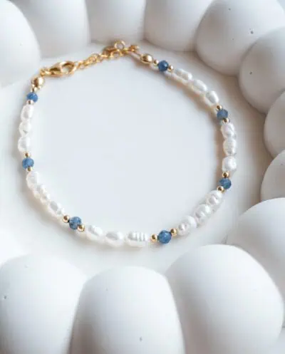 Parel armbandje met saffier edelsteentjes blauw sapphire van goldfilled goud armband met zoetwater parels op sieradenschaaltje