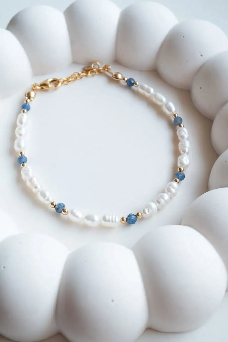 Parel armbandje met saffier edelsteentjes blauw sapphire van goldfilled goud armband met zoetwater parels op sieradenschaaltje