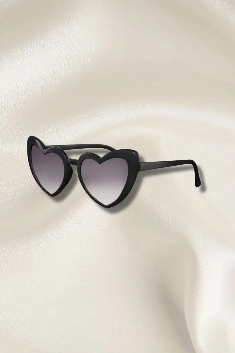 Zwarte hartjes zonnebril dames zonnebril hart glazen bruiloft trend van gerecycled polyester heart sunglasses black