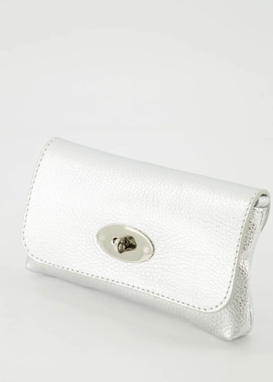 Zilveren leren schoudertasje Finley clutch bruiloft tasje outfit van echt leer zilver grijs handtasje damestas metallic