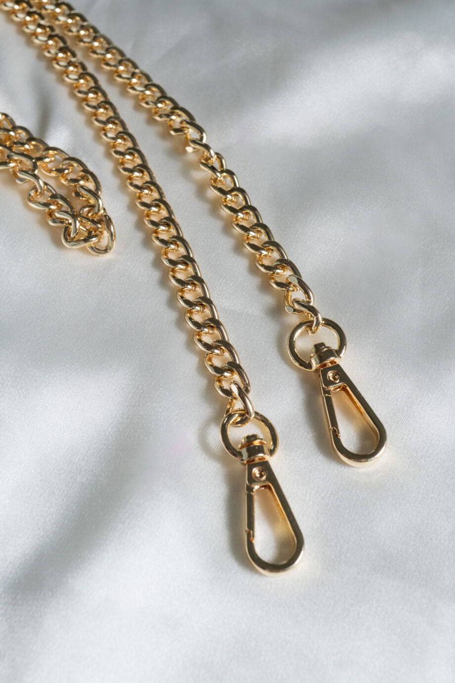 Blauw dames handtasje Julia van Italiaans leer bruiloft tasje lichtblauw schoudertasje baby blauw gouden hengsel ketting