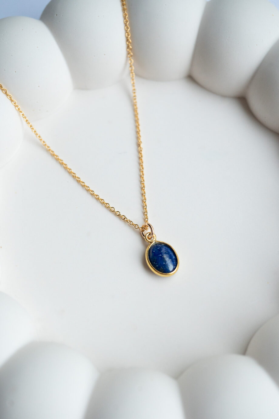 Gouden edelsteen ketting met blauw lapis lazuli steentje ovaal hangertje van gold filled goud edelsteen sieraden