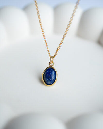 Gouden edelsteen ketting met blauw lapis lazuli steentje ovaal hangertje van gold filled goud edelsteen sieraden