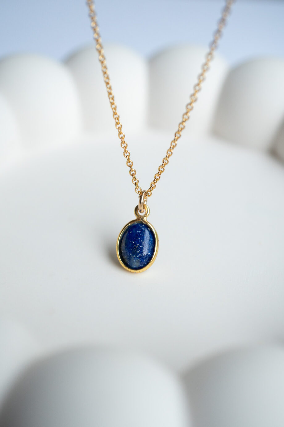 Gouden edelsteen ketting met blauw lapis lazuli steentje ovaal hangertje van gold filled goud edelsteen sieraden