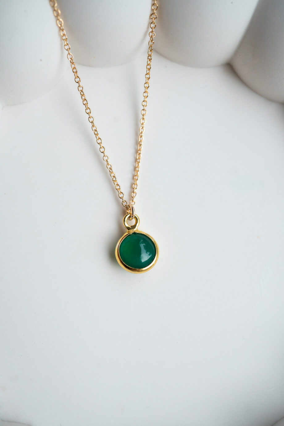 Gouden edelsteen ketting met groen onyx steentje rond hangertje van gold filled goud edelsteen sieraden