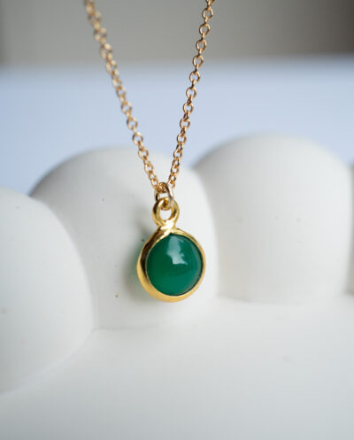 Gouden edelsteen ketting met groen onyx steentje rond hangertje van gold filled goud edelsteen sieraden