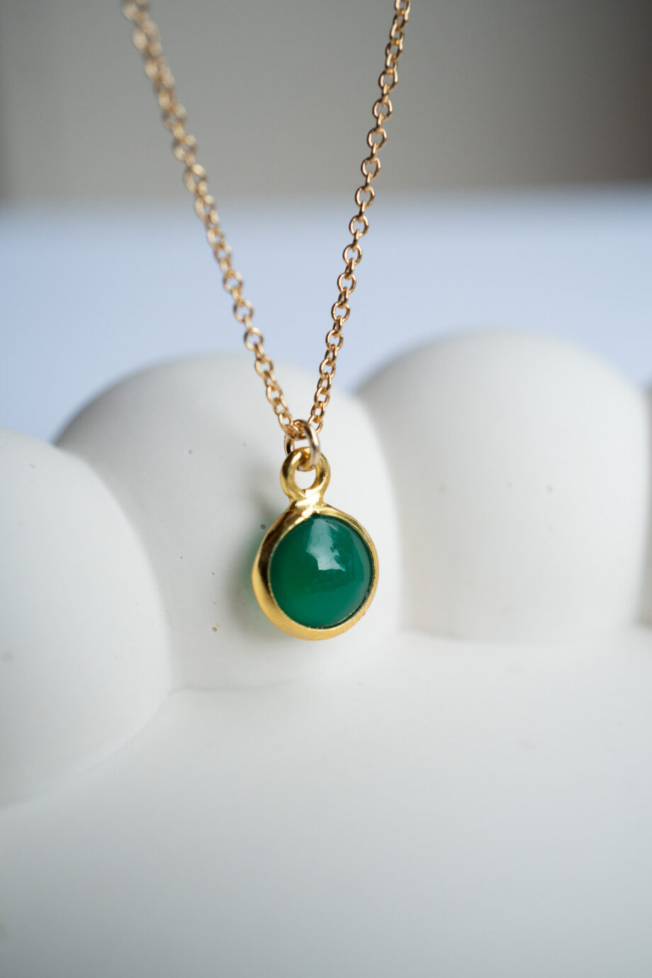 Gouden edelsteen ketting met groen onyx steentje rond hangertje van gold filled goud edelsteen sieraden