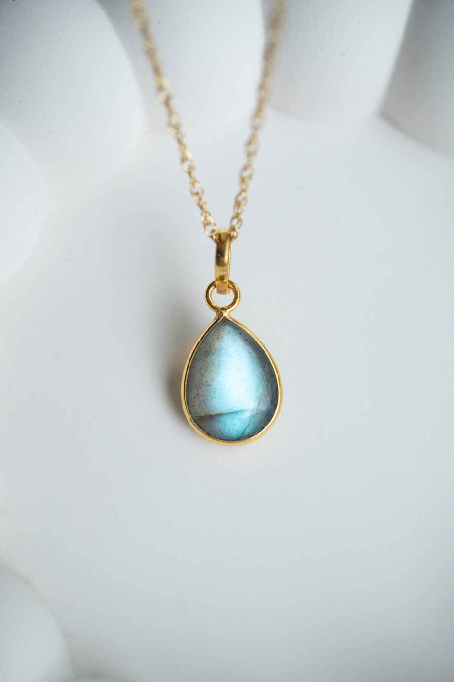 Gouden edelsteen ketting met labradoriet edelsteentje blauwe gloed druppel hangertje van gold filled goud edelsteen sieraden