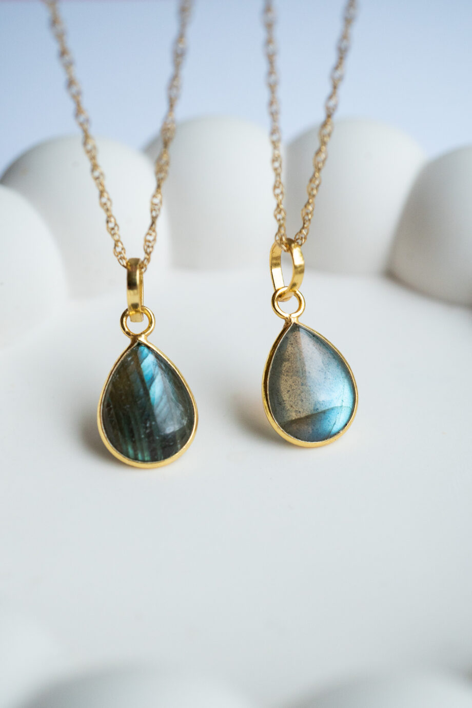 Gouden edelsteen ketting met labradoriet edelsteentje blauwe gloed druppel hangertje van gold filled goud edelsteen sieraden kettingen