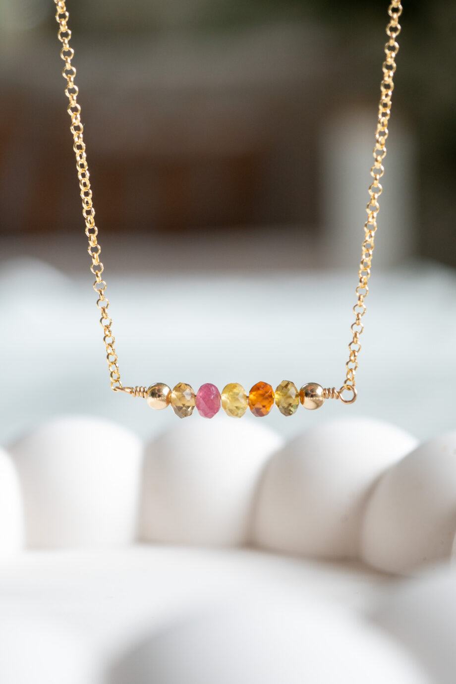 Handgemaakte Goudvergulde Zilveren ketting met Toermalijn edelsteen kralen. Deze mooie Gouden ketting is een Goudvergulde 925 Sterling Zilveren ketting 'Rolo chain' met een lengte van 45 cm. De natuurlijke Toermalijn edelsteen kralen meten ongeveer 4 mm.