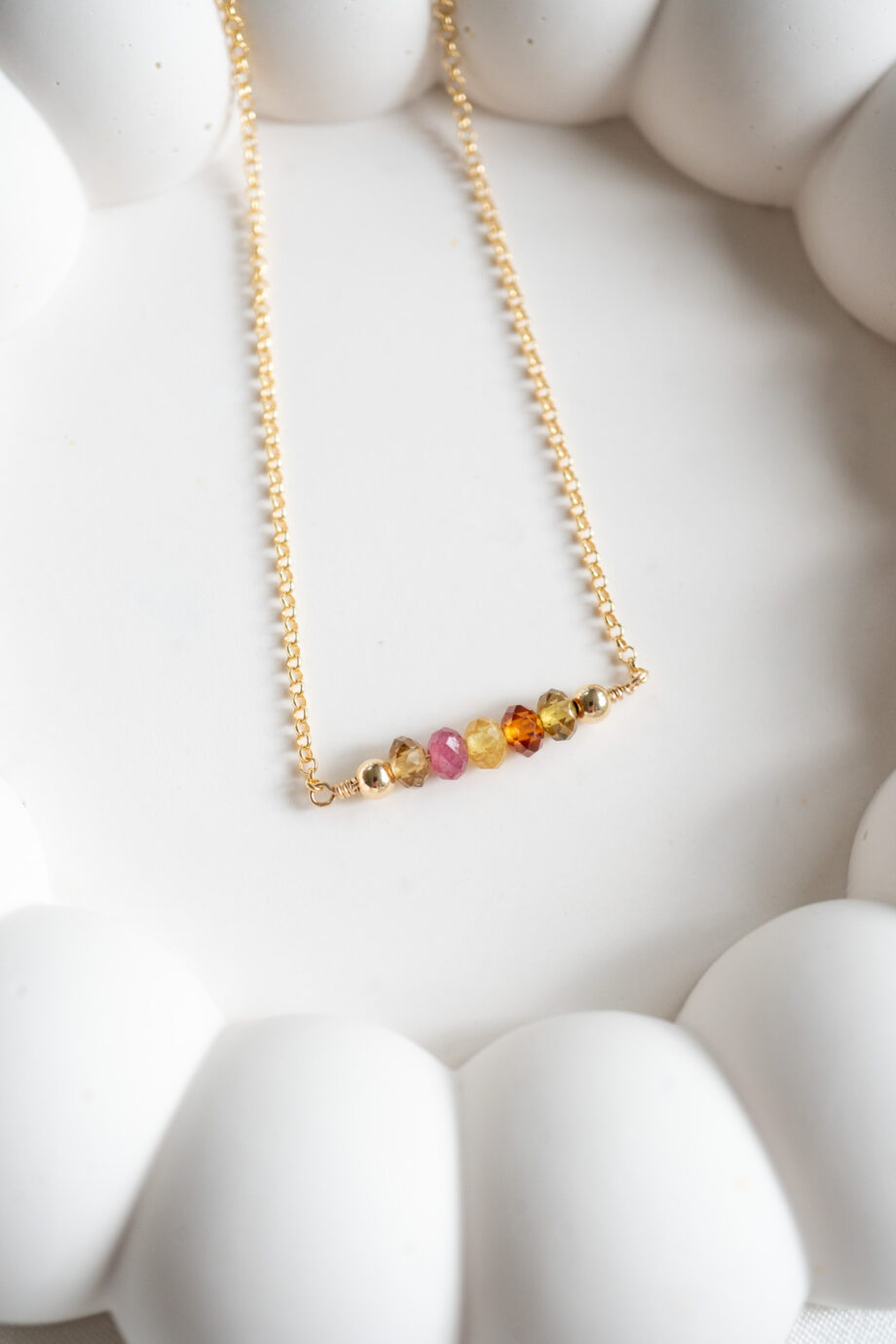 Handgemaakte Goudvergulde Zilveren ketting met Toermalijn edelsteen kralen. Deze mooie Gouden ketting is een Goudvergulde 925 Sterling Zilveren ketting 'Rolo chain' met een lengte van 45 cm. De natuurlijke Toermalijn edelsteen kralen meten ongeveer 4 mm.