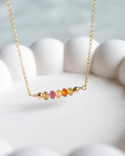 Handgemaakte Goudvergulde Zilveren ketting met Toermalijn edelsteen kralen. Deze mooie Gouden ketting is een Goudvergulde 925 Sterling Zilveren ketting 'Rolo chain' met een lengte van 45 cm. De natuurlijke Toermalijn edelsteen kralen meten ongeveer 4 mm.