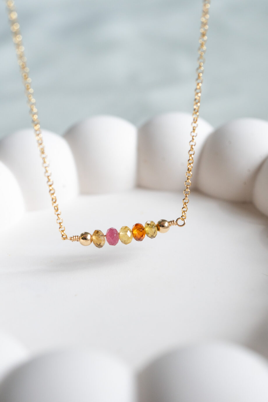 Handgemaakte Goudvergulde Zilveren ketting met Toermalijn edelsteen kralen. Deze mooie Gouden ketting is een Goudvergulde 925 Sterling Zilveren ketting 'Rolo chain' met een lengte van 45 cm. De natuurlijke Toermalijn edelsteen kralen meten ongeveer 4 mm.