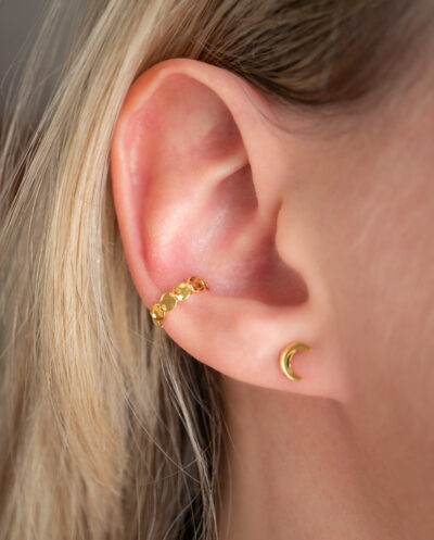 Gouden earcuff flat bead ear cuff met platte bolletjes van goud op zilver