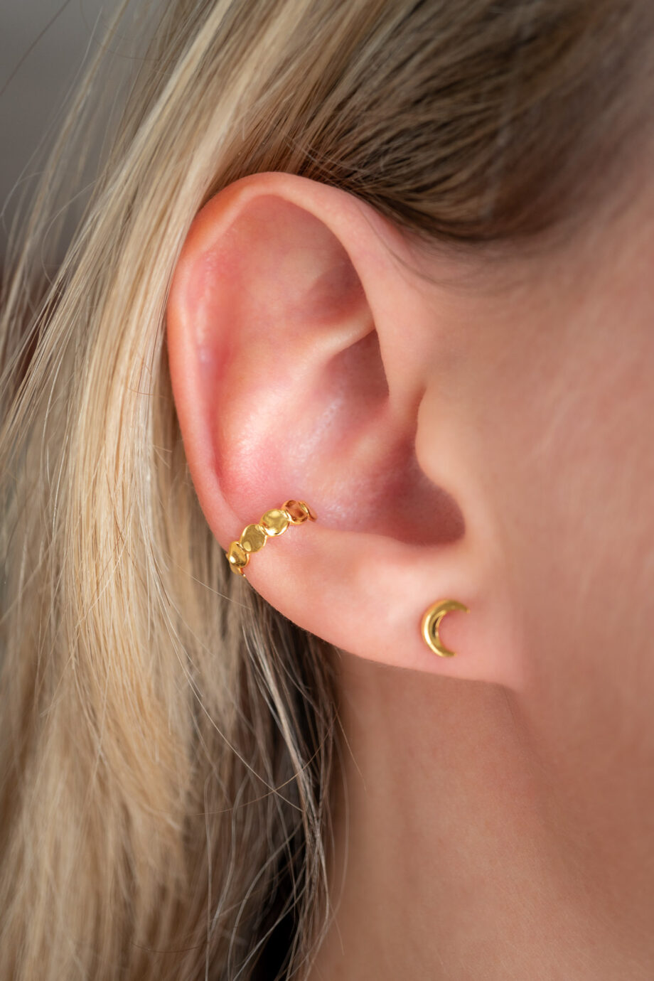 Gouden earcuff flat bead ear cuff met platte bolletjes van goud op zilver