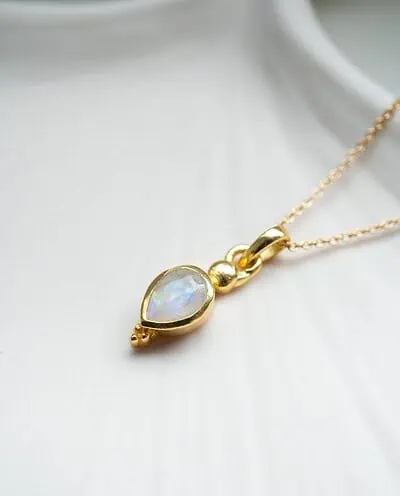 Gouden edelsteen kettinkje met regenboog maansteen geboortesteen ketting juni wit steentje rainbow moonstone van goud op zilver